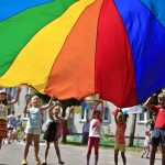 Pedagogika zabawy – zabawy z chustą animacyjną