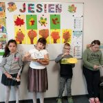 🍁Poznajemy instrumenty perkusyjne przy piosence „Idzie jesień” 🍂- Klasa I  i II B 😊