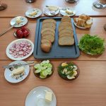 Apetyt mamy i zdrowo się odżywiamy- robienie własnego śniadanka uczniów klas IV i  V 🙂🍓🥦🥬🥒🍅🍞🥚🍳🧀🥙🥗