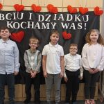 „Kocham mocno Babcię, Dziadka,  To nie żarty moi mili,  Dzisiaj im życzenia składam,  by sto latek jeszcze żyli”. 😊💝💐  Wspólny występ klasy I, II B i III A z okazji Święta Babci i Dziadka 🧔🧓