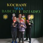 Niech ten radosny dzień Wasze troski odsunie w cień  niech się śmieje do Was świat blaskiem szczęśliwych i długich lat 💐♥️💯 Serdeczne życzenia dla Babci i Dziadka przesyłają kochające wnuczęta z klasy IV A i  V D 🥰