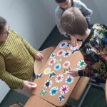W szkole na matematyce klasę IV B  odwiedził Pan Kleks i poprosił uczniów o pomoc w rozwiązaniu kilku zagadek, a Szpak Mateusz przyniósł wskazówki…. zabawa była super 😊