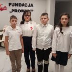 Rozstrzygnięcie konkursu plastycznego „Niepodległa” ogłoszonego przez Malwę. Zwyciężczyni Wiktoria z klasy IVB i wyróżnieni chłopcy Kamil i Piotr IVA wraz z Panią Dyrektor.