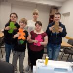 Uczniowie klas IV, V brali udział w zajęciach manualnych, podczas których mieli oni okazję własnoręcznie wykonać  pierniczkowego ludzika z filcu 🥰 Wykorzystywali do tego sprzęt i materiały zakupione  dzięki udziałowi naszej szkoły w programie „Laboratoria Przyszłości” 🙂 #LaboratoriaPrzyszlosci