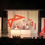 Dzieci szkoły podstawowej odwiedziły  ostrowieckie kino Etiuda. Oglądali spektakl pt. „Mikołajek” zaprezentowany przez wrocławską grupę teatralną „Aczemu” 🎭🎬